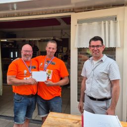 winnaars Harrie Geerts en Wilfred van der Leest rechts organisator Joris Schellekens